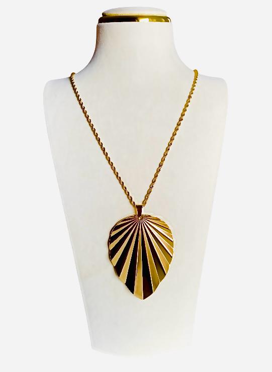 Collier Soléma – Pendentif feuille dorée façon éventail